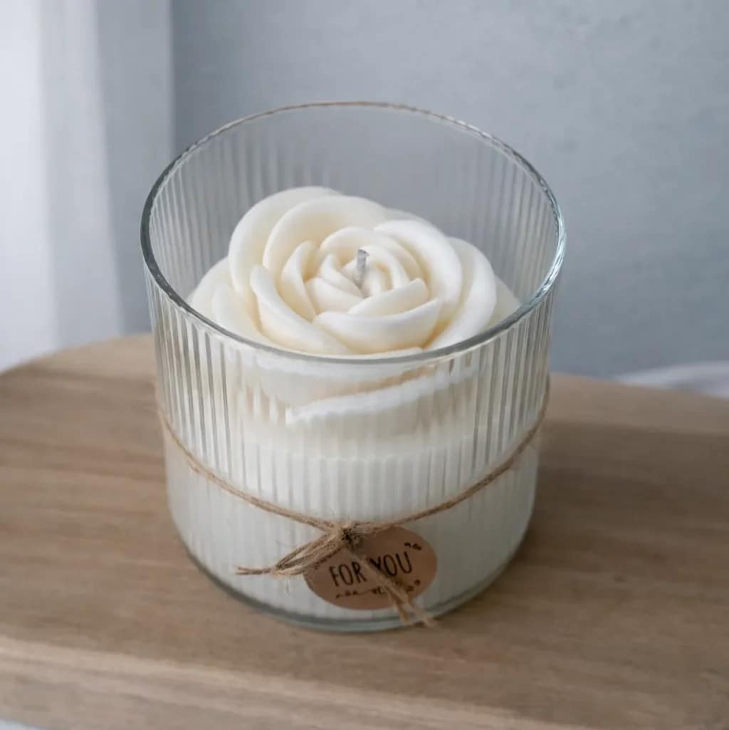 Świeca sojowa w szkle ryflowanym Róża